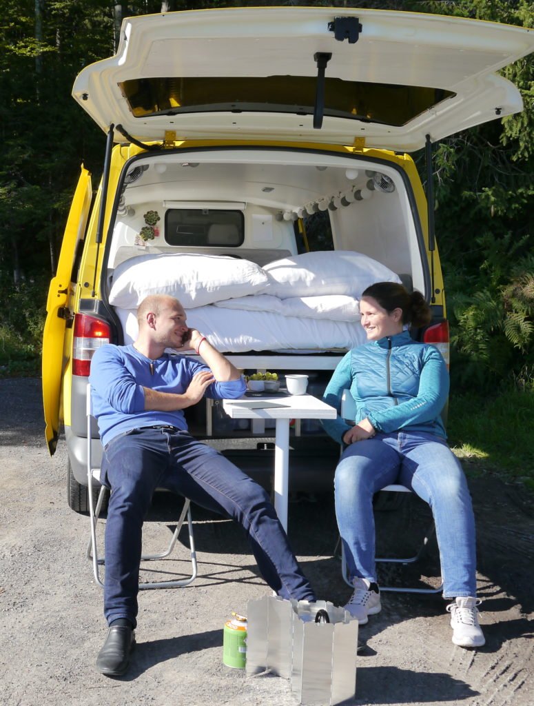 VW T5 Camper Ausbau Tisch an der Heckklappe VW T5 Camper Ausbau Tisch an der Heckklappe